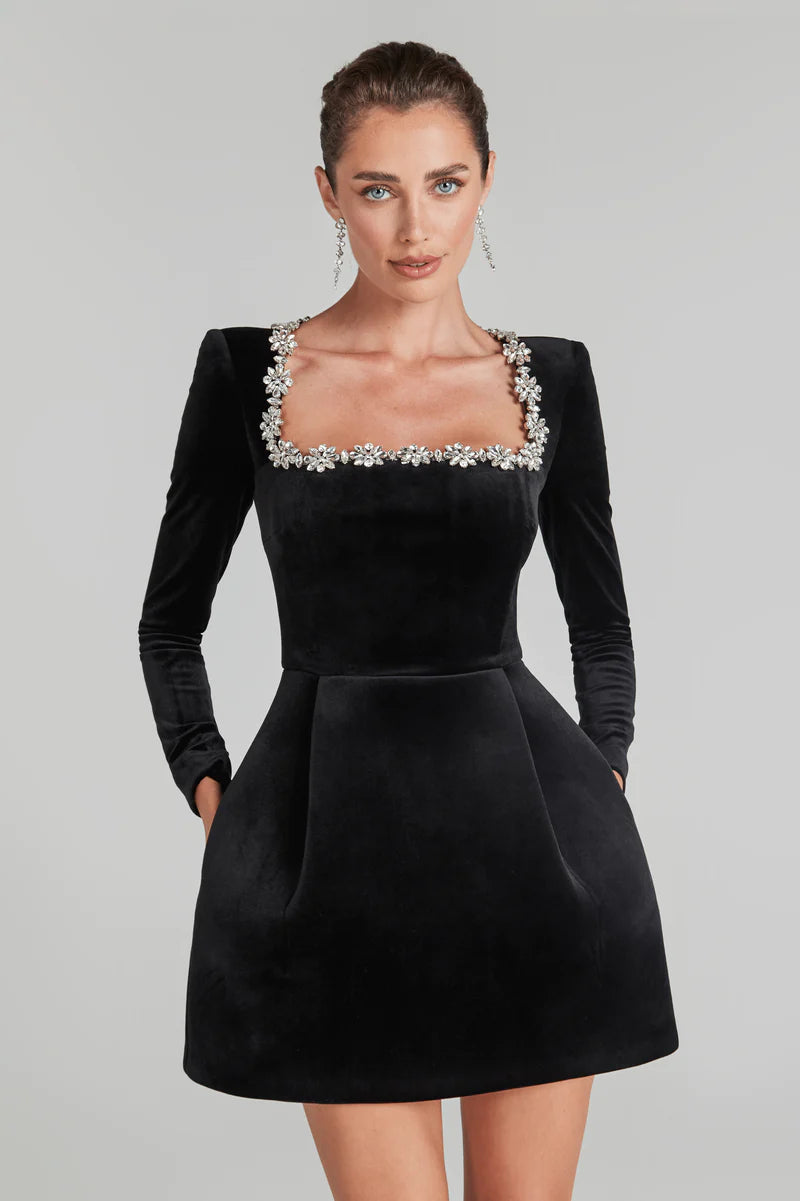 Emilia - Chic Velvet Dress Featuring a Sophisticated Square Neckline