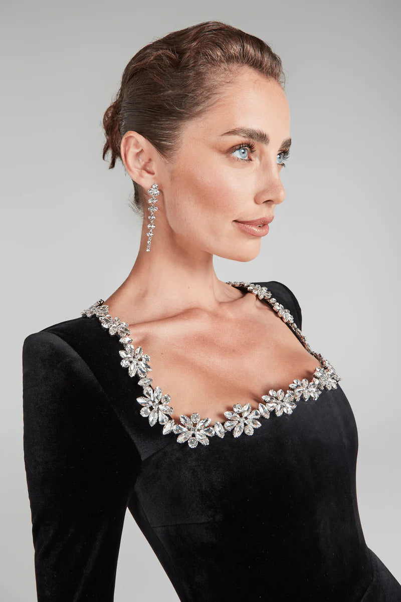 Emilia - Chic Velvet Dress Featuring a Sophisticated Square Neckline