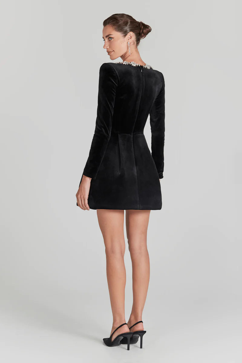 Emilia - Chic Velvet Dress Featuring a Sophisticated Square Neckline